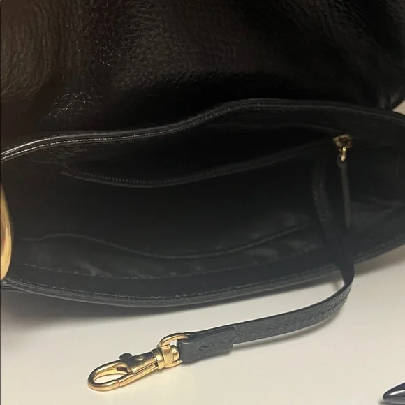 Michael Kors Chic Black Crossbody Leather Bag with Gold Chain - Picture 6 of 7